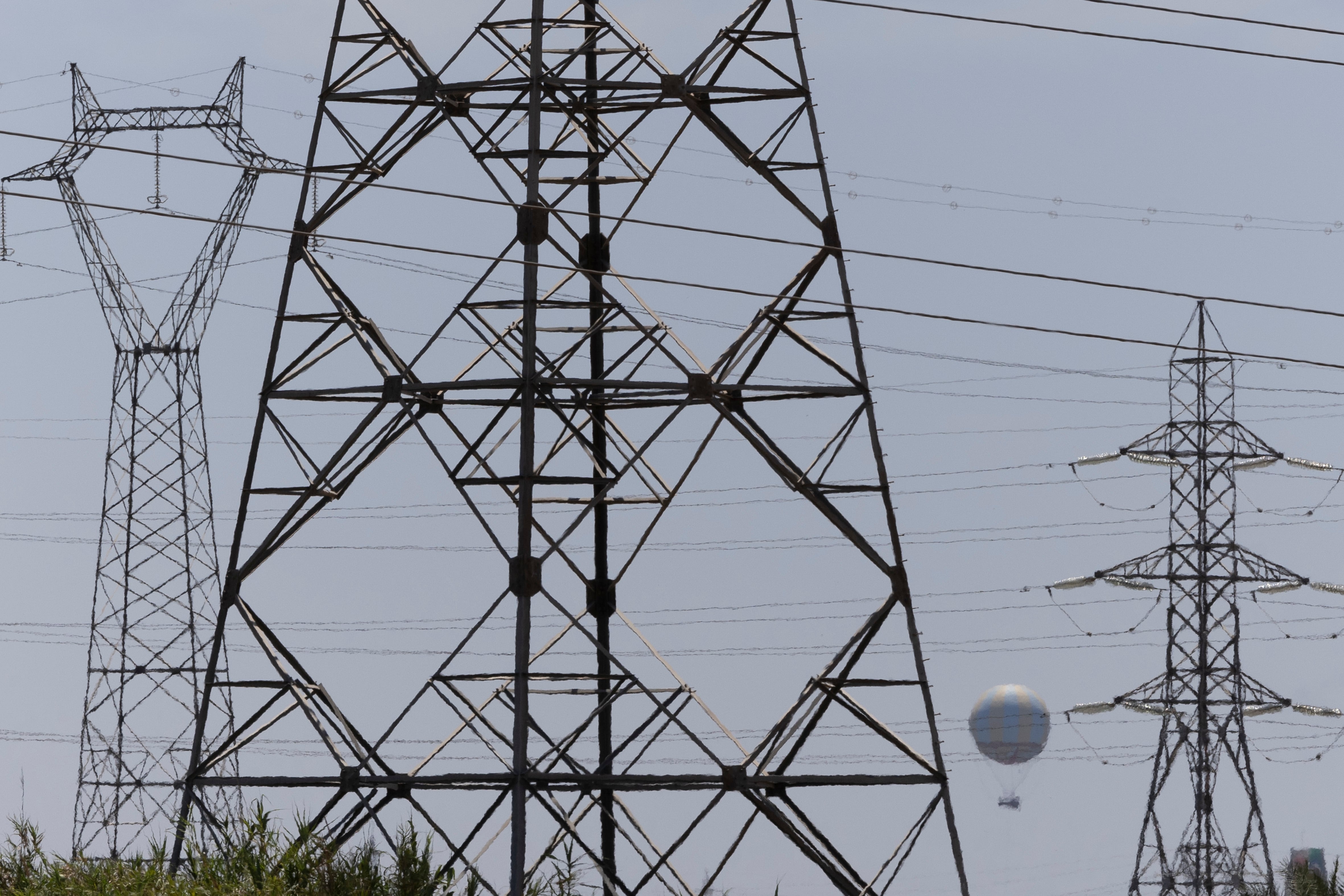 Tendido eléctrico a las afueras de Sevilla.