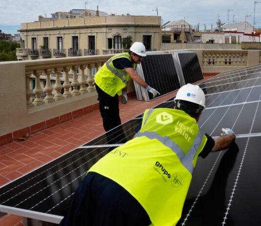 La unión hace la fuerza (energética) en las comunidades de vecinos: así funciona el nuevo autoconsumo colectivo