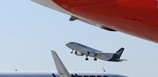 Las claves: el sector de las aerolíneas queda atrapado entre los precios del petróleo y las vacaciones de verano