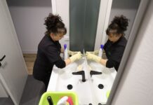 Trabajo presenta la herramienta de formación en riesgos laborales para empleadas de hogar con un año de retraso