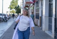 Las trabajadoras de ayuda a domicilio amenazan con ir a la huelga: “Somos grúas humanas”