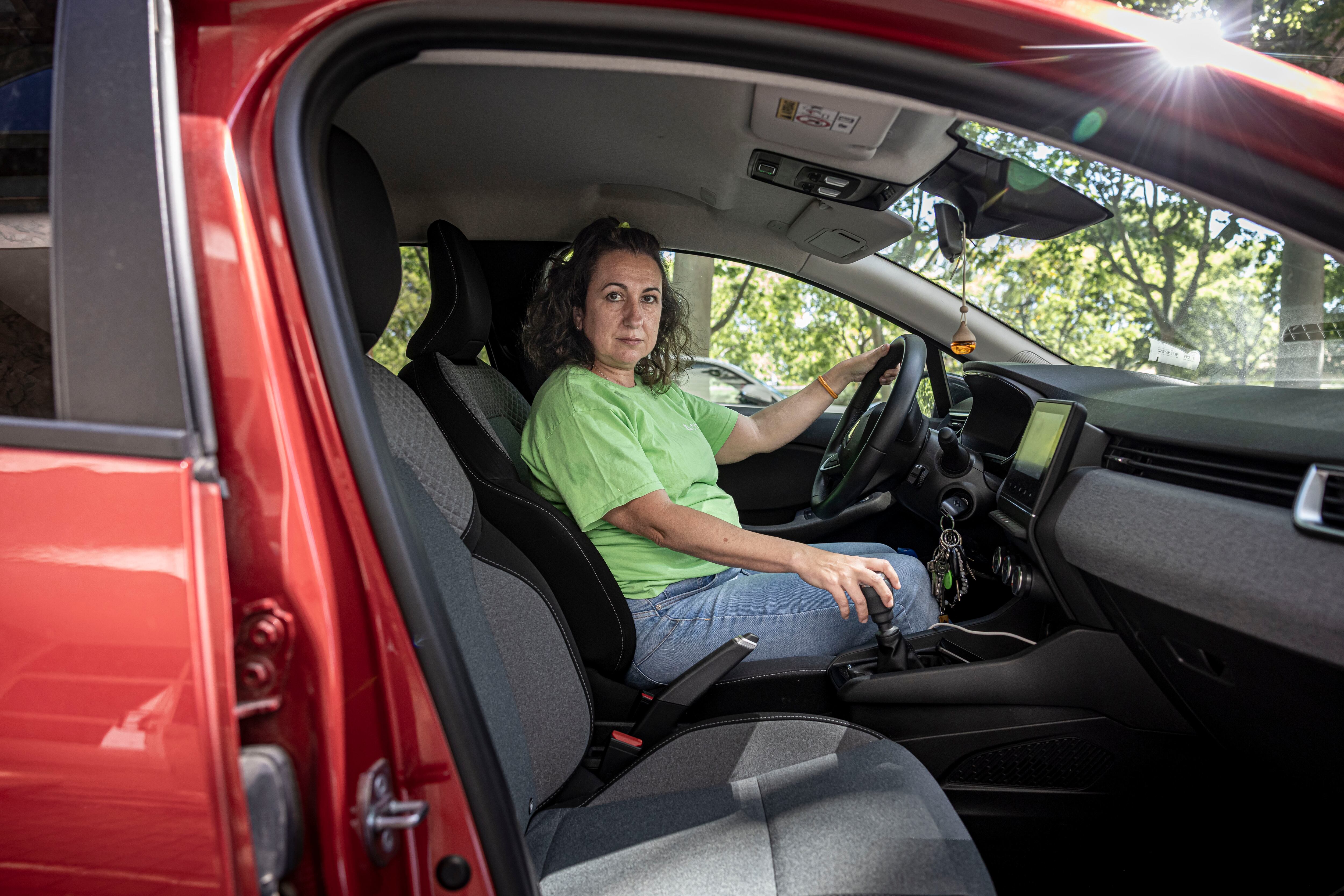 Amparo Faus, en su coche, que utiliza para trabajar, el pasado jueves en Oliva (Valencia). 