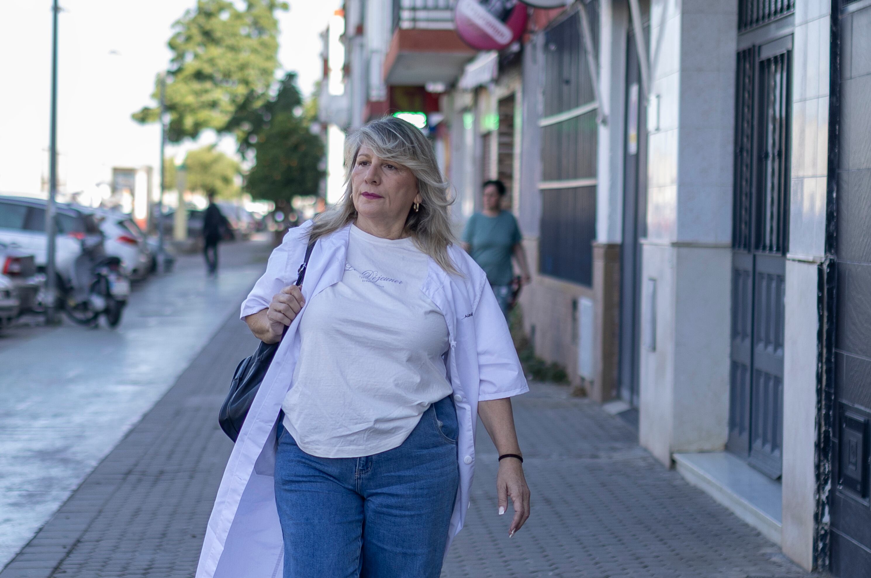 Ana Richarte, trabajadora del servicio de ayuda a domicilio, de camino al trabajo, el pasado jueves en Sevilla.