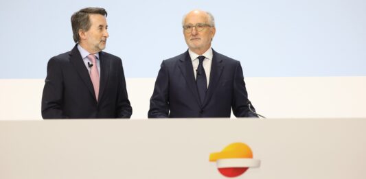 Repsol acuerda la venta del 49% de su mayor cartera de renovables en España a Emiratos Árabes Unidos