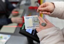 Los rusos retiran dinero en efectivo de forma masiva ante los bloqueos de internet y los controles a las transferencias | Carta del corresponsal