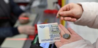 Los rusos retiran dinero en efectivo de forma masiva ante los bloqueos de internet y los controles a las transferencias | Carta del corresponsal