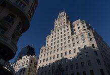 Telefónica vende su sede histórica de Gran Vía al empresario Tomás Olivo por más de 200 millones