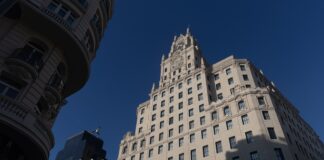 Telefónica vende su sede histórica de Gran Vía al empresario Tomás Olivo por más de 200 millones