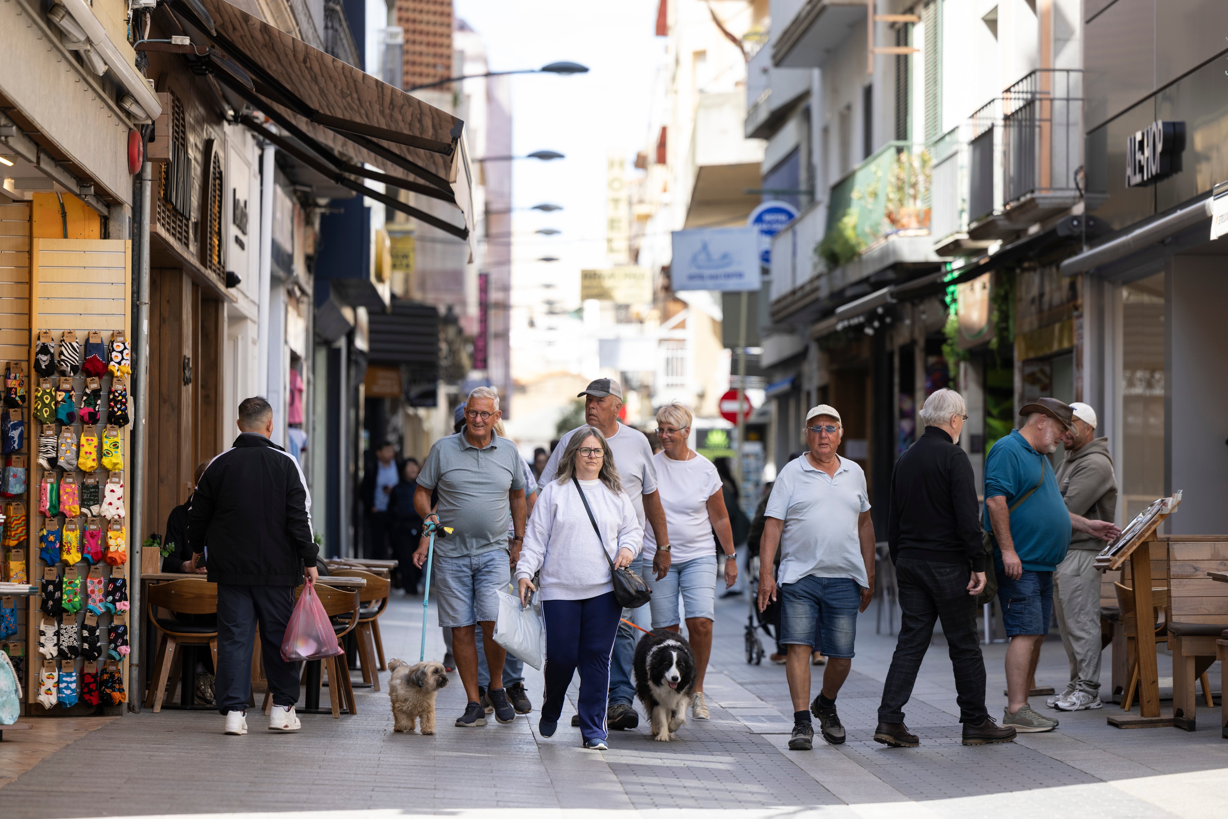 Un grupo de turistas paseando en Lloret de Mar (Girona).