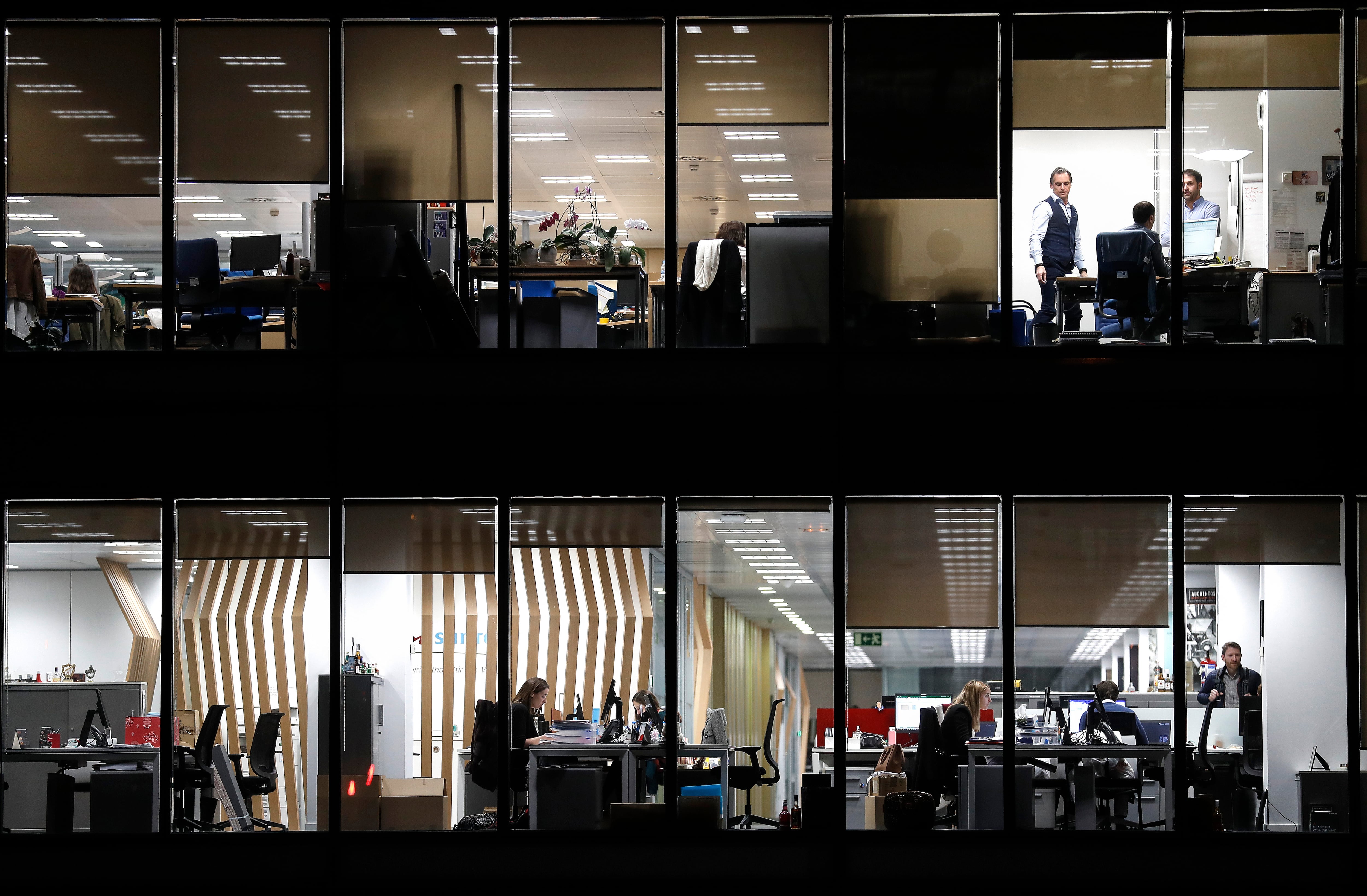 Empleados en una oficina en Madrid, en una imagen de archivo.