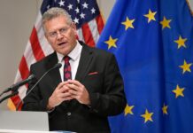 La UE reclama a Estados Unidos que renuncie a subir los aranceles a los coches europeos | Economía