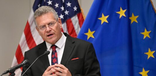 La UE reclama a Estados Unidos que renuncie a subir los aranceles a los coches europeos | Economía