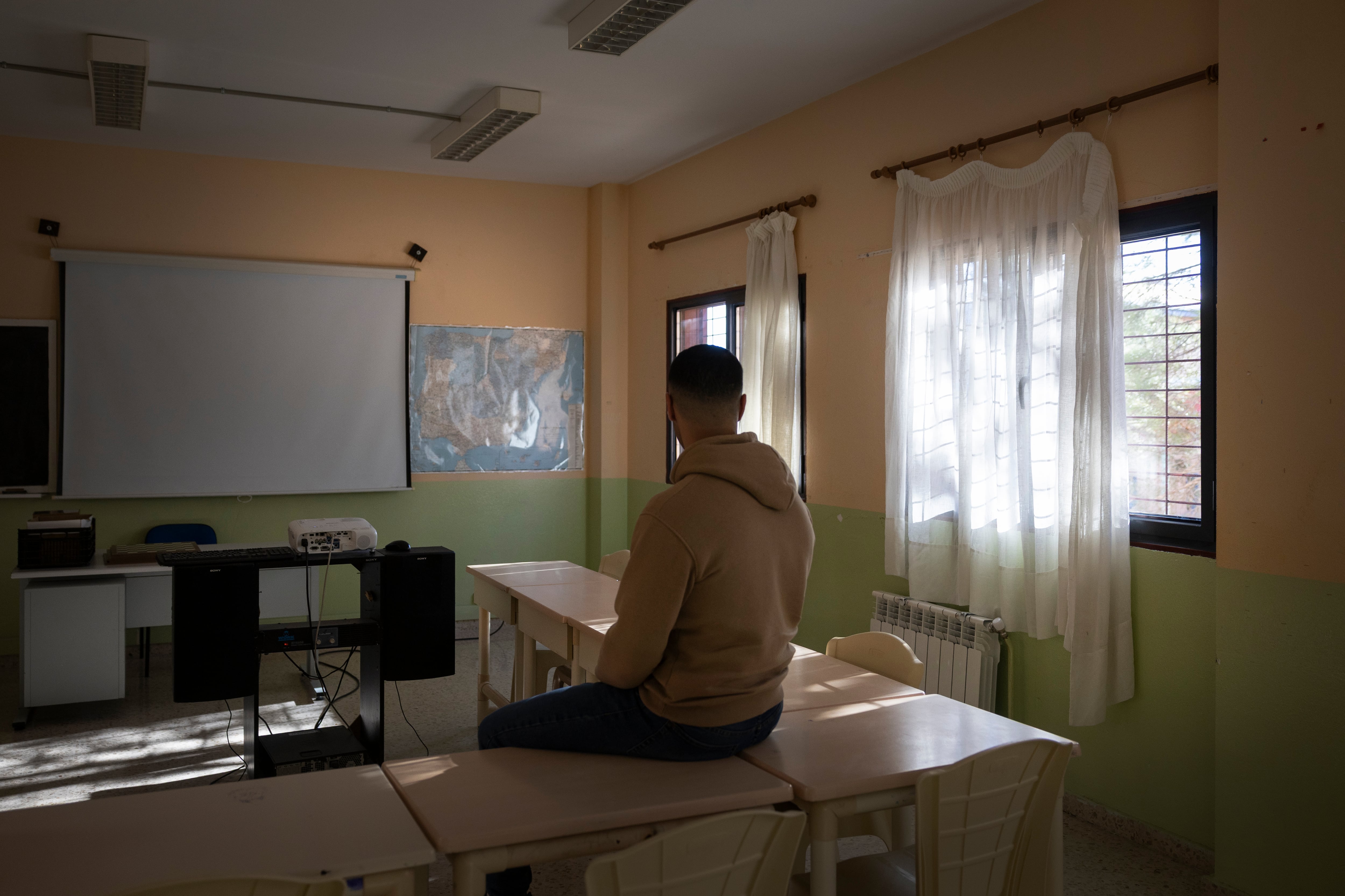 Un recluso de la carcel de Zuera (Zaragoza) que está preparando el acceso a la universidad para mayores de 25 años, en un aula del centro penitenciario.