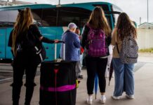 El Gobierno lanza el programa Verano Joven con descuentos de hasta el 90% para viajes en autobús y tren | Economía