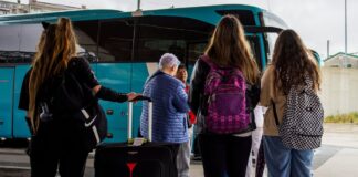 El Gobierno lanza el programa Verano Joven con descuentos de hasta el 90% para viajes en autobús y tren | Economía