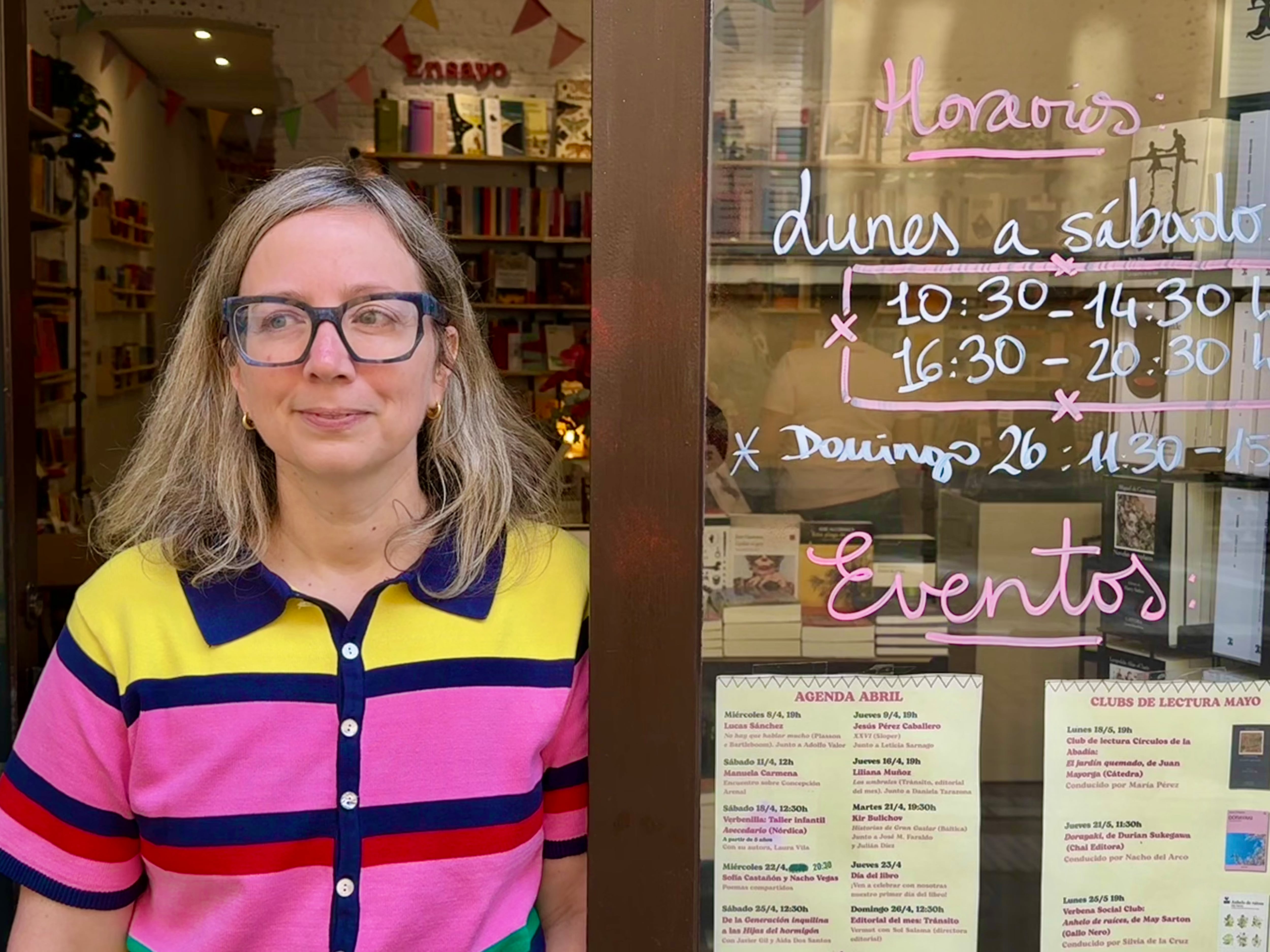 Alexandra Lange, en la entrada de la Librería Verbena, de Madrid, donde atendió a EL PAÍS.