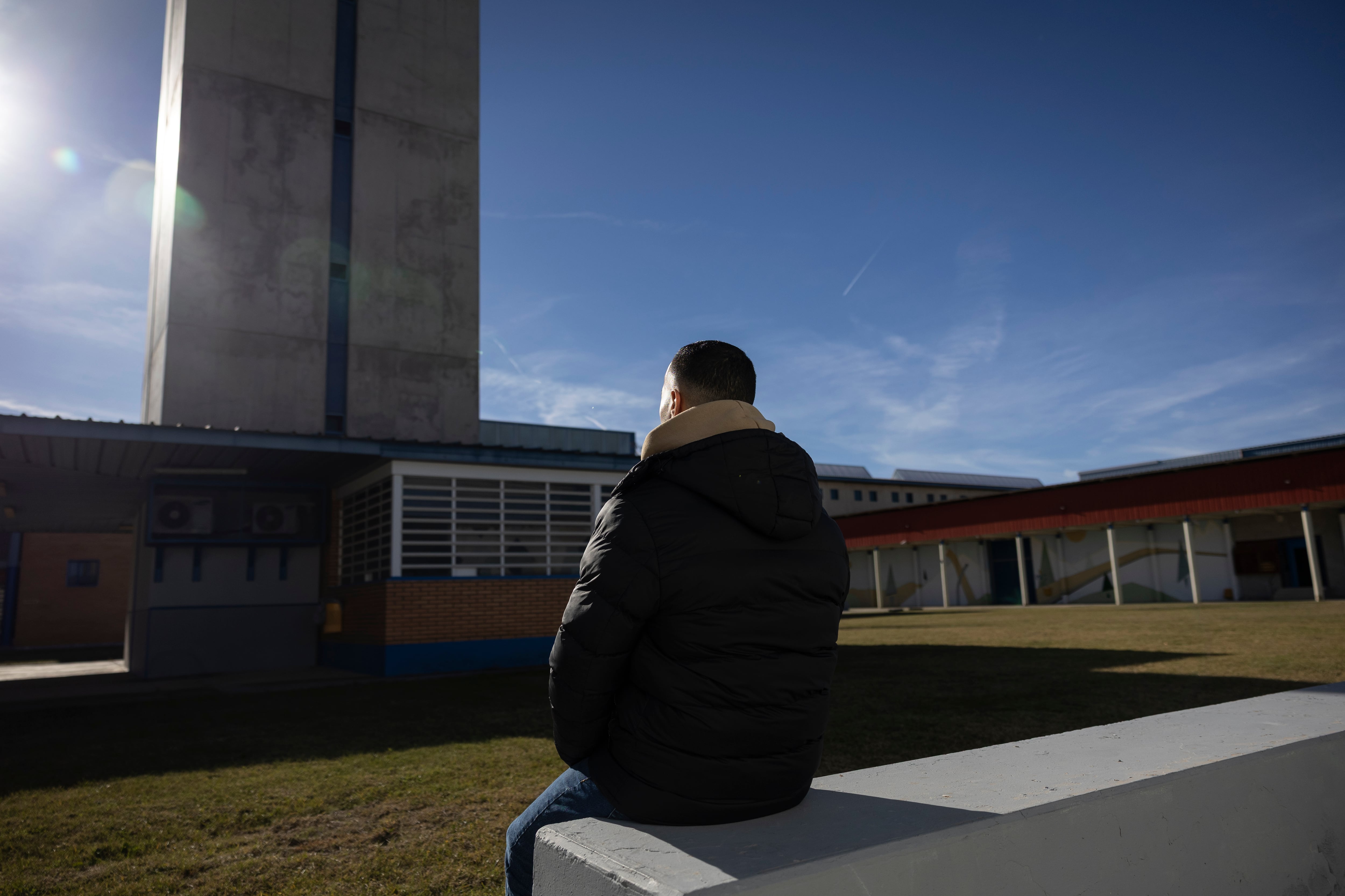 Un preso de la carcel de Zuera que está preparando el acceso a la universidad para mayores de 25 años, en una zona al aire libre del recinto del centro penitenciario.