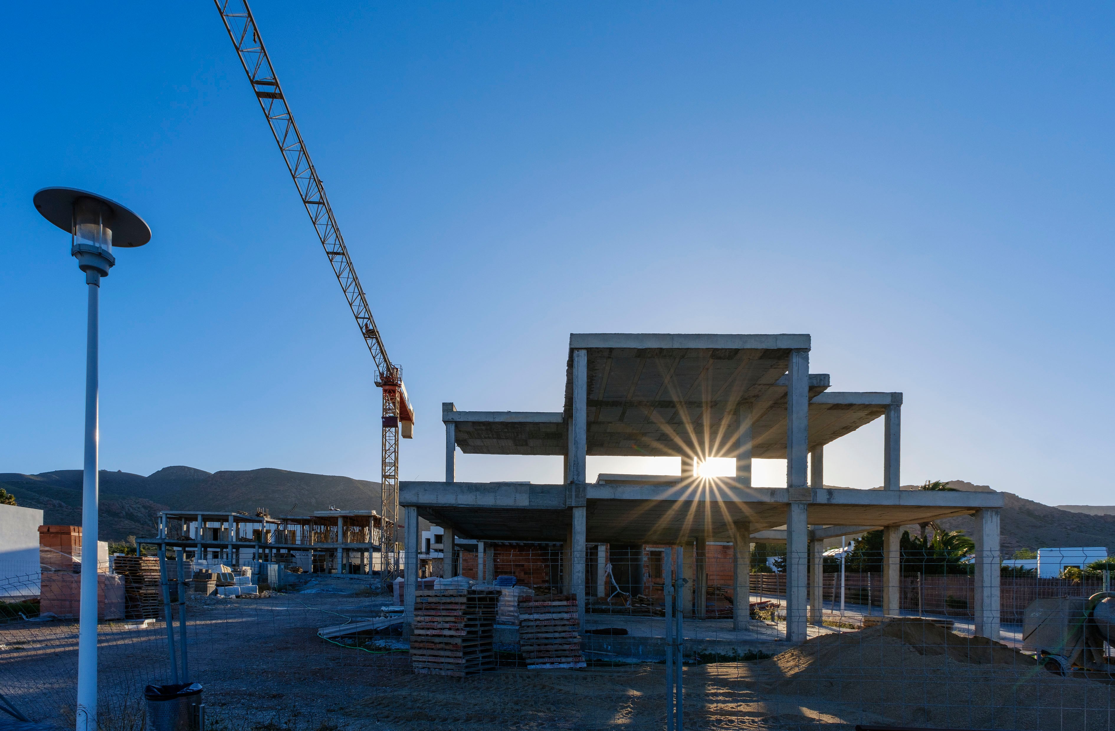 Promociones de viviendas en construcción en Rodalquilar, término municipal de Níjar y dentro del Parque Nacional de Cabo de Gata, en Almería.