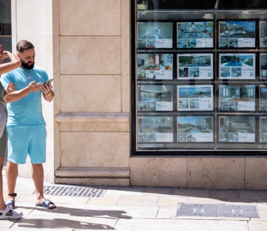 Las donaciones de dinero de padres a hijos se triplican desde 2019 y mueven 5.500 millones al año