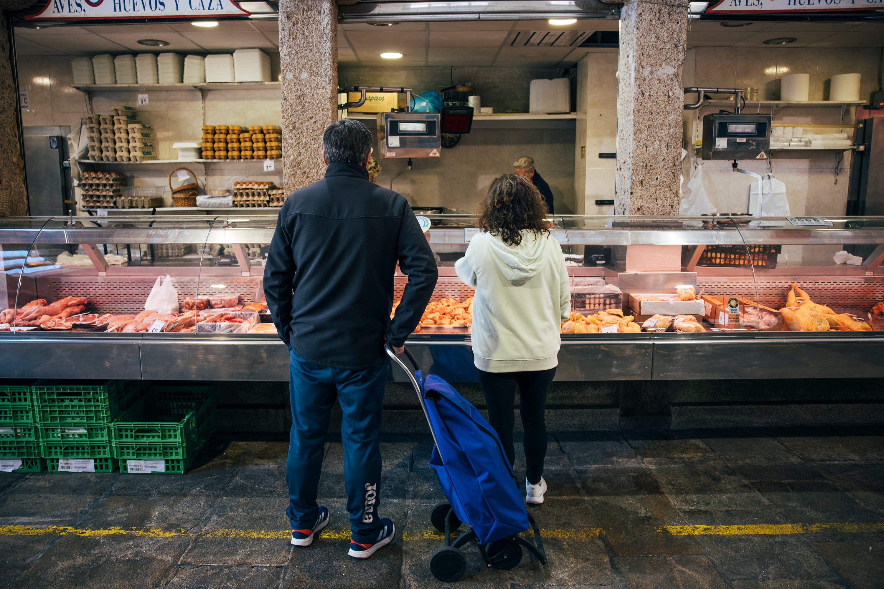 Dos clientes realizan compras en el mercado municipal de Santiago de Compostela el pasado 27 de abril. 