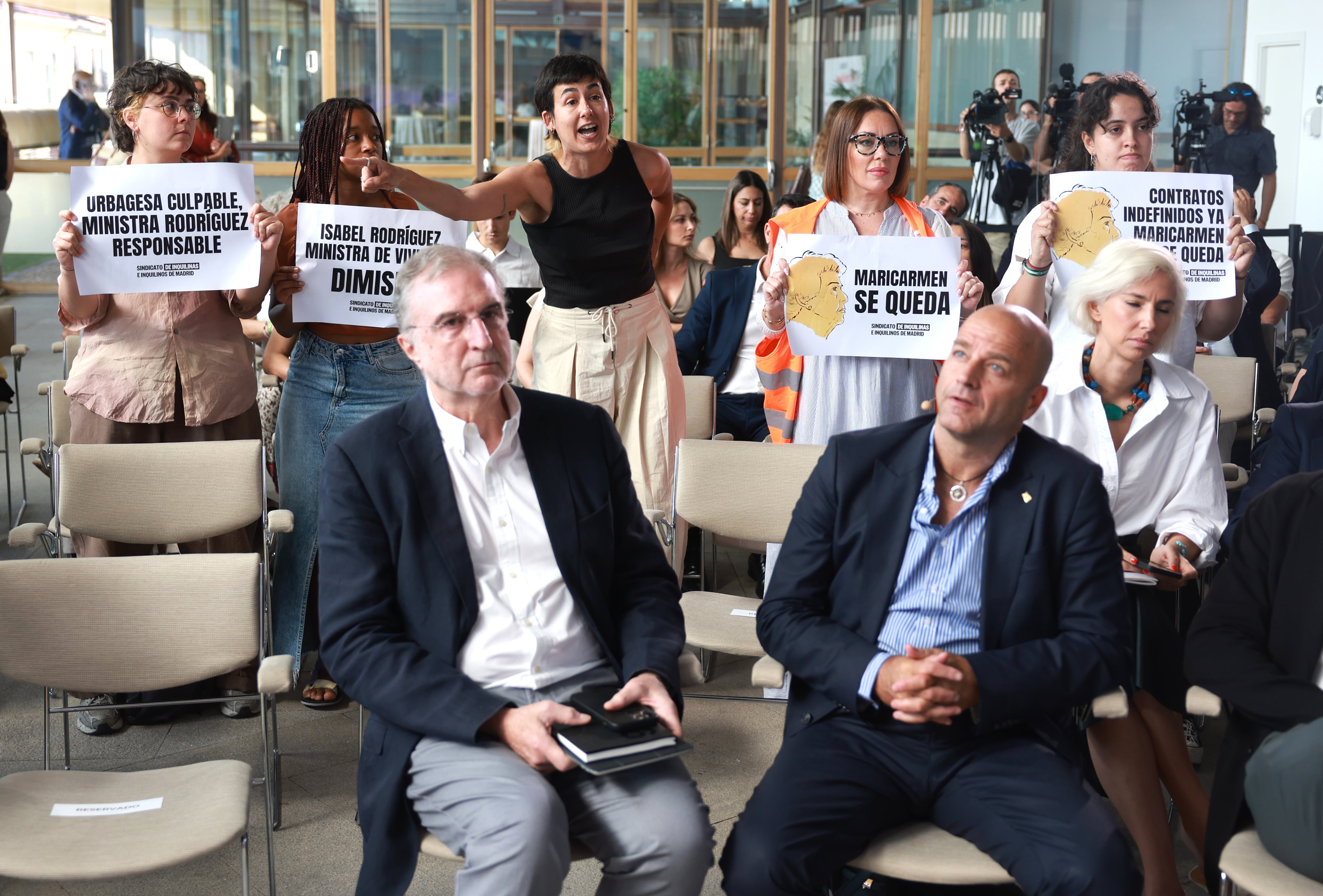 Activistas del Sindicato de Inquilinas, en el foro inmobilario celebrado este lunes.