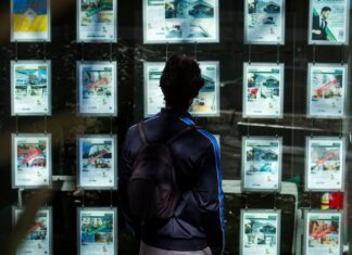 Los jóvenes que asumen todos los gastos del hogar corren el riesgo de caer en situación de pobreza, según un informe del BBVA | Vivienda | Economía
