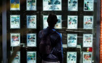 Los jóvenes que asumen todos los gastos del hogar corren el riesgo de caer en situación de pobreza, según un informe del BBVA | Vivienda | Economía