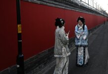 Pekín presume del ‘Chinamaxxing’: la fascinación de los jóvenes occidentales por el día a día en China | Carta del corresponsal