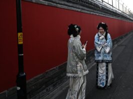 Pekín presume del ‘Chinamaxxing’: la fascinación de los jóvenes occidentales por el día a día en China | Carta del corresponsal