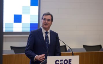 La CEOE sale en tromba contra el absentismo: pide que la Seguridad Social costee las bajas y las sustituciones desde el primer día