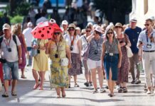 Los destinos turísticos españoles empiezan a bajar precios ante el freno de reservas para verano