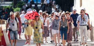 Los destinos turísticos españoles empiezan a bajar precios ante el freno de reservas para verano