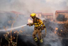 Los sindicatos piden equiparar las condiciones laborales de los bomberos forestales que se enfrentan a los incendios en España