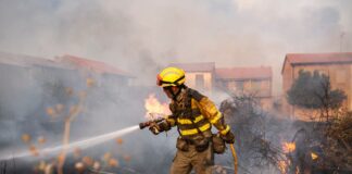 Los sindicatos piden equiparar las condiciones laborales de los bomberos forestales que se enfrentan a los incendios en España