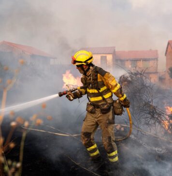 Los sindicatos piden equiparar las condiciones laborales de los bomberos forestales que se enfrentan a los incendios en España