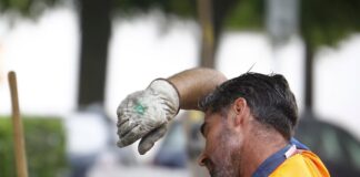 Trabajo envía más de 100.000 avisos a empresas para que garanticen la protección de los empleados frente al calor | Economía
