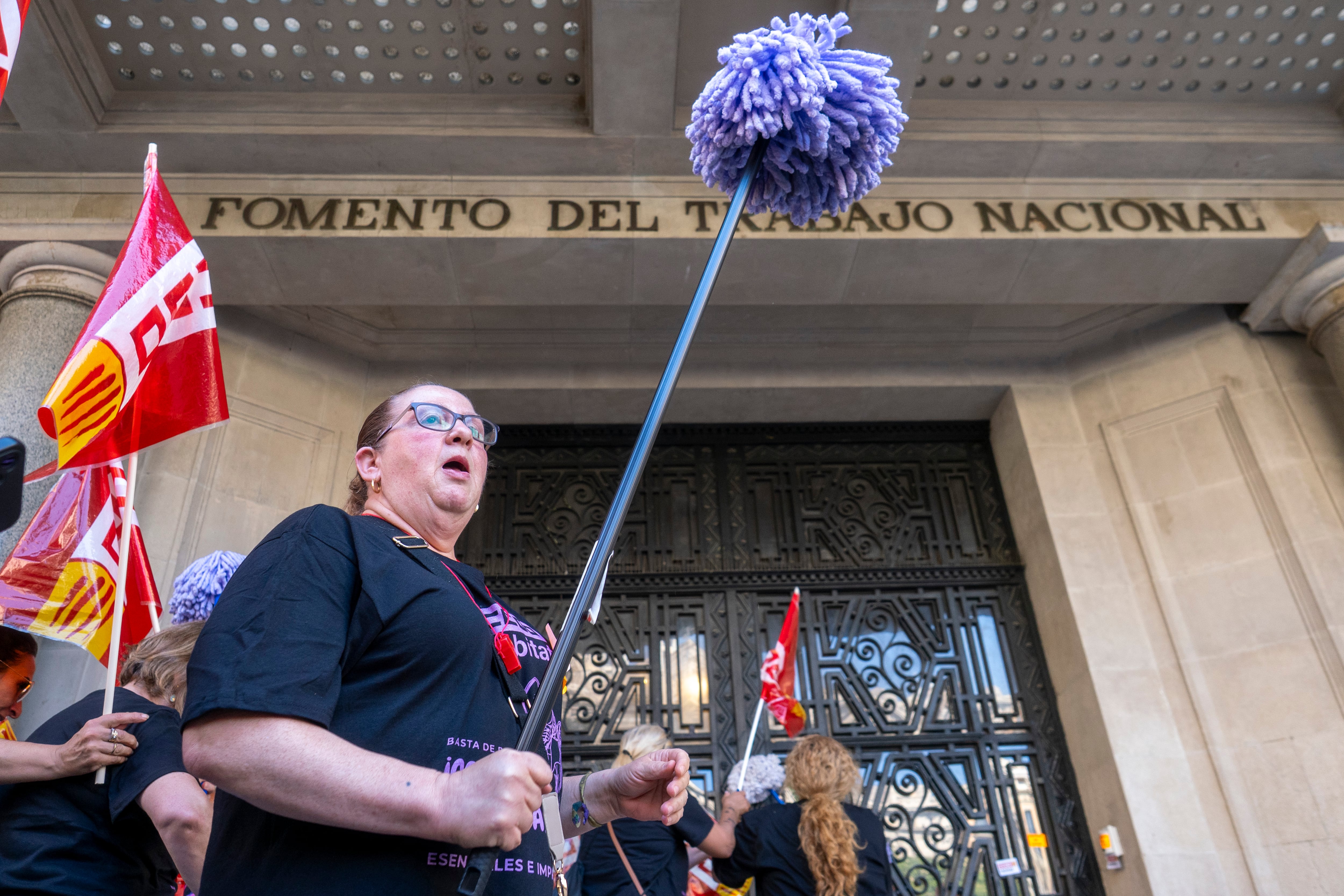 Trabajadoras de la limpieza se concentran ante Fomento del Trabajo en Barcelona, este martes.