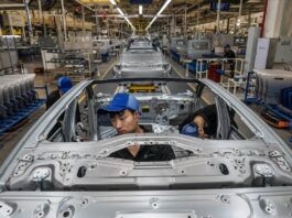 Las claves: las fábricas chinas echan humo, pero sus ciudadanos no compran | Opinión