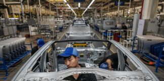 Las claves: las fábricas chinas echan humo, pero sus ciudadanos no compran | Opinión