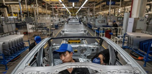 Las claves: las fábricas chinas echan humo, pero sus ciudadanos no compran | Opinión