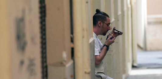 El Gobierno declara la guerra al tabaco con la recaudación de los cigarrillos y vapeadores en máximos históricos | Economía