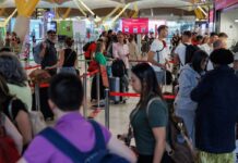 Aena limitará la capacidad de Barajas y El Prat en 2027 ante el riesgo de colapso | Economía