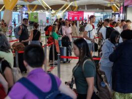 Aena limitará la capacidad de Barajas y El Prat en 2027 ante el riesgo de colapso | Economía