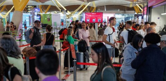Aena limitará la capacidad de Barajas y El Prat en 2027 ante el riesgo de colapso | Economía