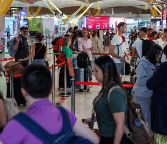 Aena limitará la capacidad de Barajas y El Prat en 2027 ante el riesgo de colapso | Economía