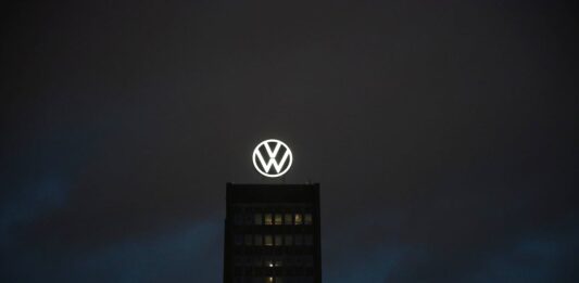 Adaptarse o morir: el coche eléctrico chino pone contra las cuerdas a los fabricantes europeos | Economía