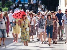 El turismo augura otro verano de récord pese a la caída de la ocupación hotelera por la subida de precios | Economía