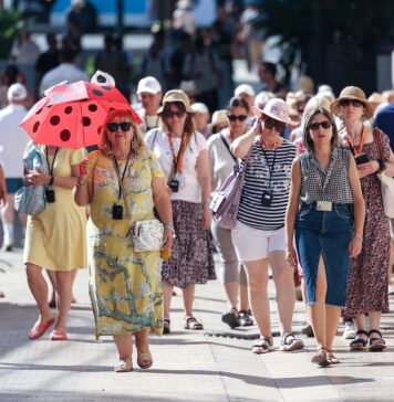 El turismo augura otro verano de récord pese a la caída de la ocupación hotelera por la subida de precios | Economía