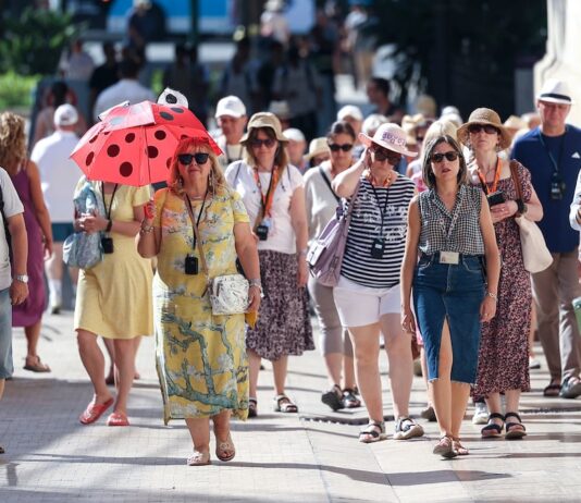 El turismo augura otro verano de récord pese a la caída de la ocupación hotelera por la subida de precios | Economía