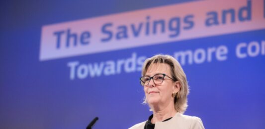 Bruselas critica a los Gobiernos por obstaculizar fusiones bancarias y advierte de que actuará para evitarlo